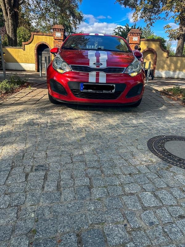 Rot Gebraucht 2013 Kia Rio 2 Coupé | 5.500 € (Fairer Preis) - Bild 1/4