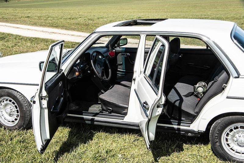 Gebraucht Mercedes E230 131 PS (96 kW) 1984 Weiß Limousine