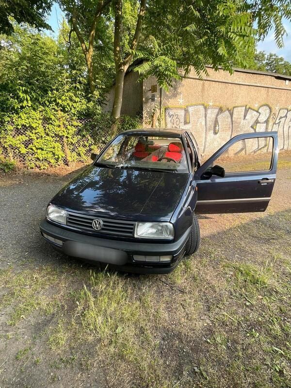 Blau Gebraucht 1992 VW Vento Limousine | 2.222 € - Bild 1/4
