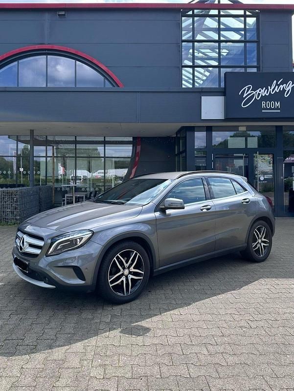 Grau Gebraucht 2016 Mercedes GLA220 SUV | 15.880 € (Guter Preis) - Bild 1/4