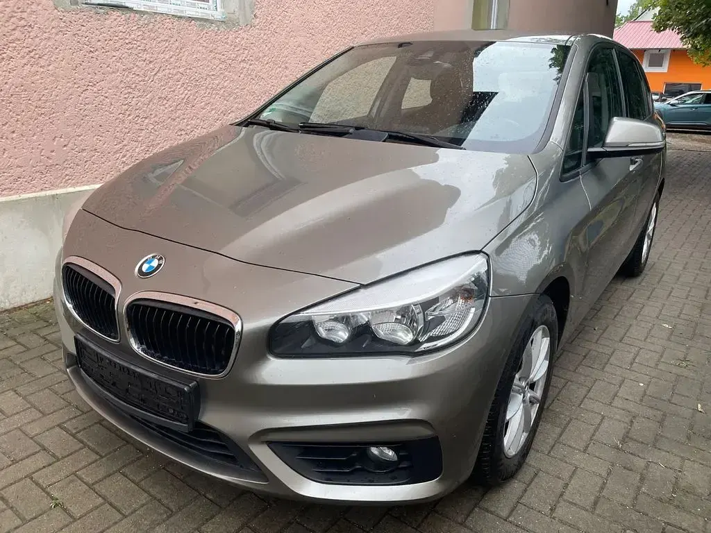 Gebraucht BMW 218 Active Tourer Basis 136 PS (100 kW) 2016 Silber Van / Kleinbus