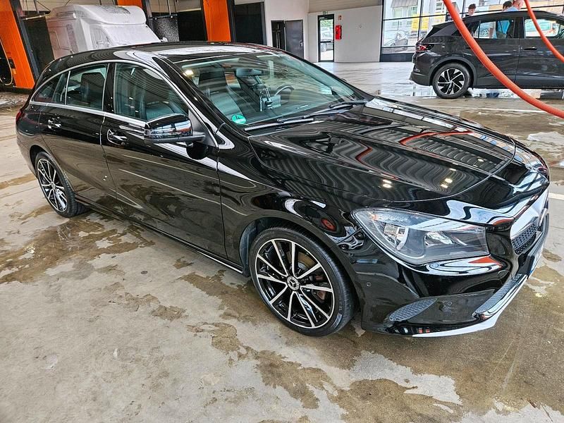 Schwarz Gebraucht 2017 Mercedes CLA180 Shooting Brake Kombi | 13.200 € (Guter Preis) - Bild 1/4
