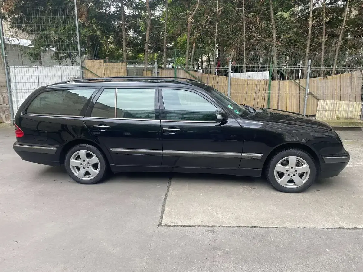 Używany Mercedes E280 Avantgarde 204 KM (150 kW) 2003 Czarny Kombi