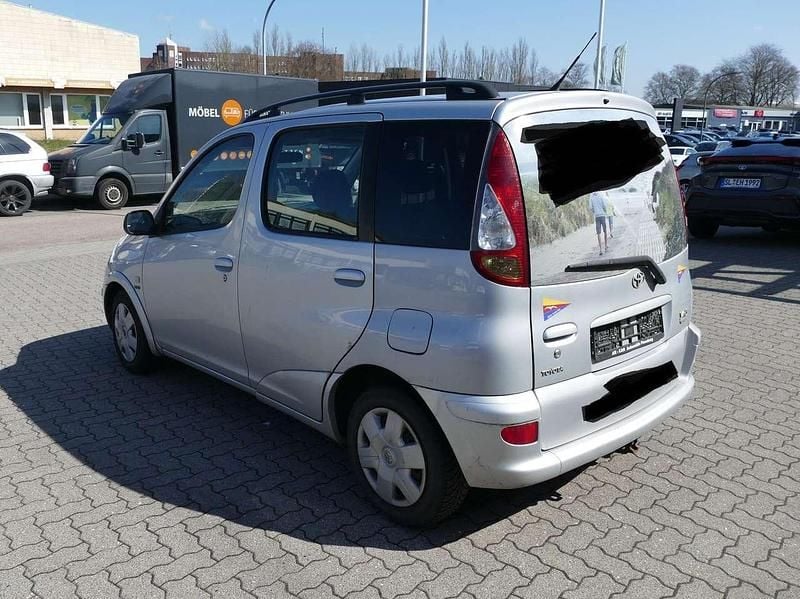 Gebraucht Toyota Yaris Verso 84 PS (61 kW) 2004 Silber Van / Kleinbus