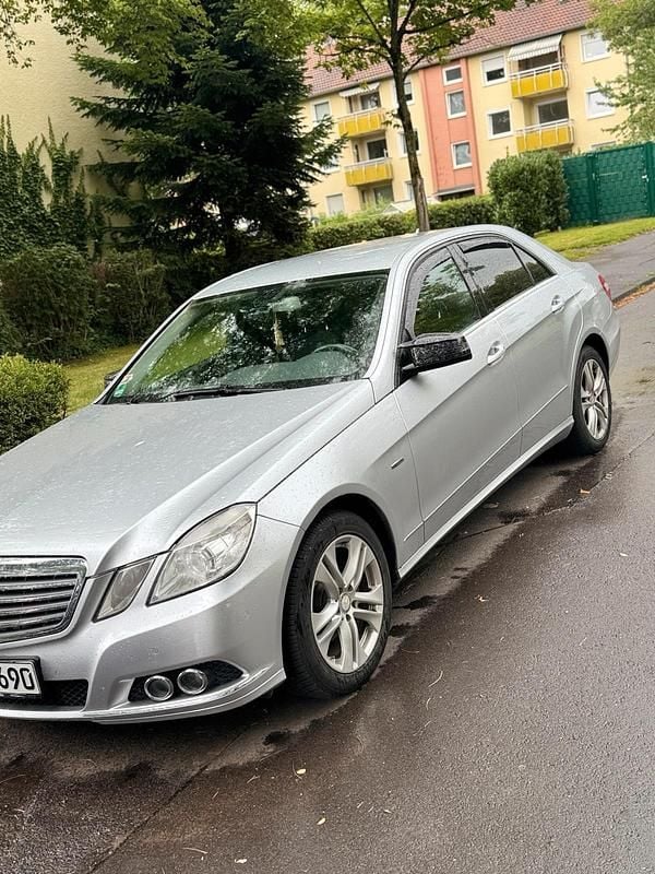 Silber Gebraucht 2009 Mercedes E220 Limousine | 7.999 € (Guter Preis) - Bild 1/4