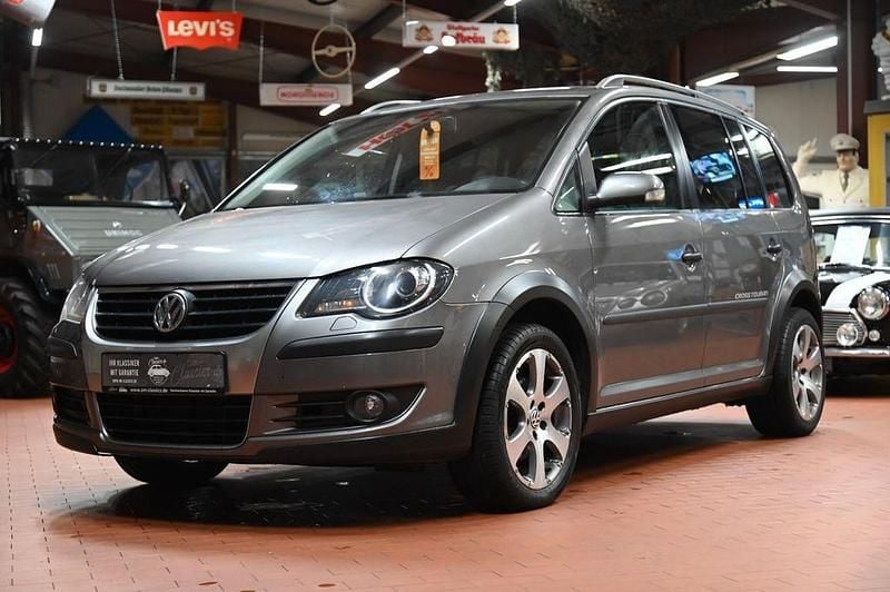Grau Gebraucht 2008 VW Touran Cross Van / Kleinbus | 5.490 € (Fairer Preis) - Bild 1/4