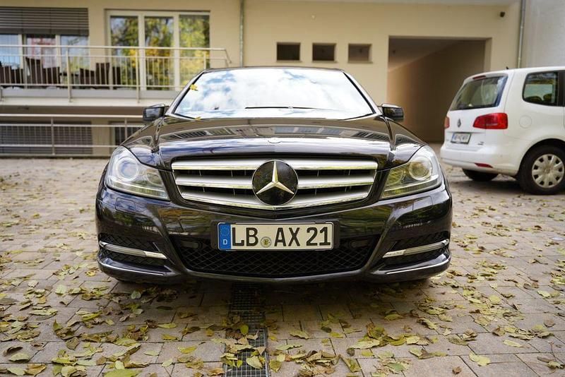 Schwarz Gebraucht 2011 Mercedes C350 Avantgarde Limousine | 15.500 € (Fairer Preis) - Bild 1/4