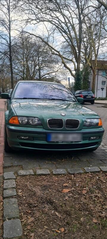 Grün Gebraucht 2002 BMW 320 Limousine | 2.200 € (Guter Preis) - Bild 1/4