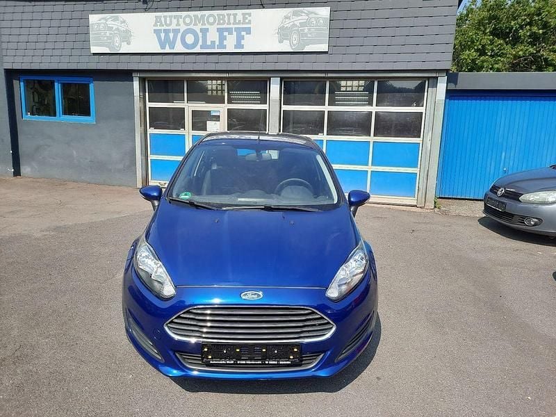 Gebraucht Ford Fiesta Trend 82 PS (60 kW) 2015 Blau Kleinwagen