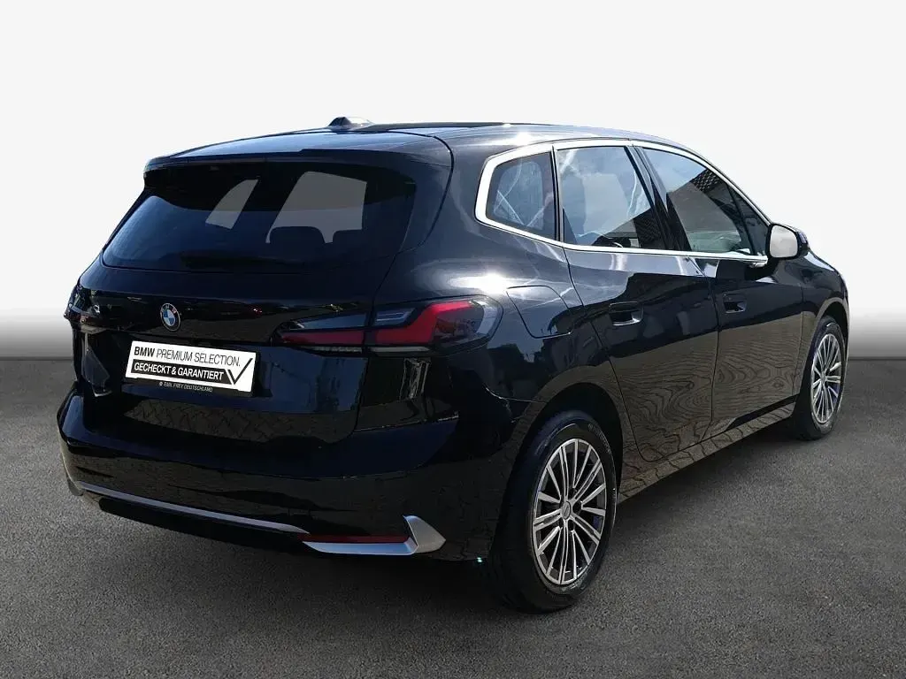 Gebraucht BMW 220 Active Tourer Luxury Line 156 PS (114 kW) 2023 Schwarz Van / Kleinbus