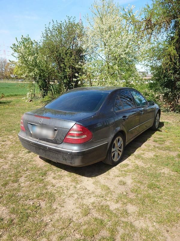 Gebraucht Mercedes E220 150 PS (110 kW) 2003 Blau Limousine
