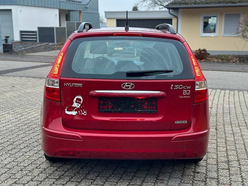 Gebraucht Hyundai i30 90 PS (66 kW) 2012 Rot Kombi