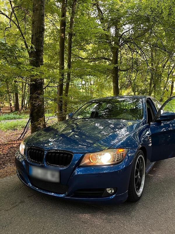 Gebraucht BMW 320 170 PS (125 kW) 2009 Blau Limousine