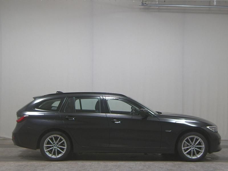 Schwarz Gebraucht 2022 BMW 330e Sport Line Kombi | 21.980 € (Superpreis) - Bild 1/4