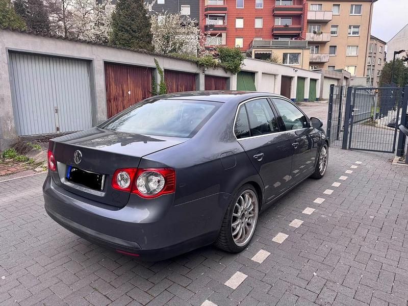 Gebraucht VW Jetta Highline 105 PS (77 kW) 2006 Grau Limousine
