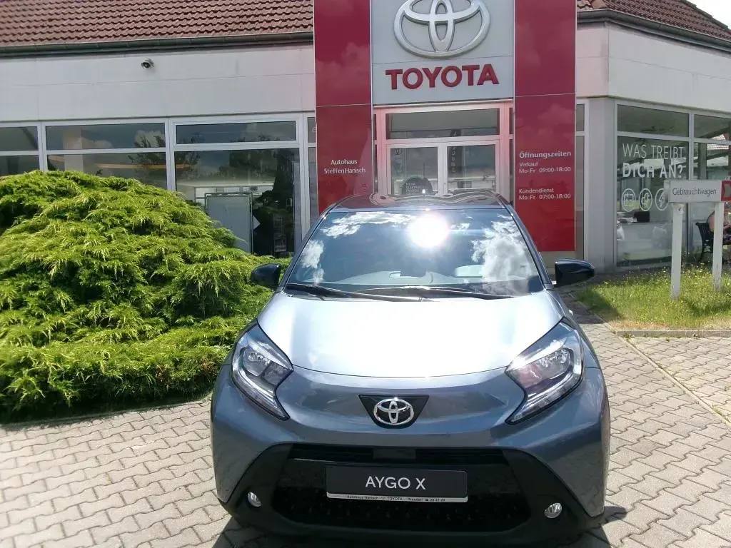 Neu Toyota Aygo X 72 PS (52 kW) 2025 Celestite grey met/sky black SUV