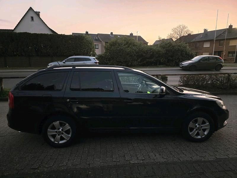 Gebraucht Skoda Octavia 102 PS (75 kW) 2011 Schwarz Limousine