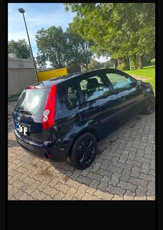 Gebraucht Ford Fiesta 90 PS (66 kW) 2007 Blau Kleinwagen