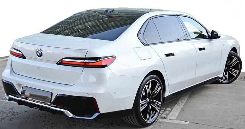 Neu BMW 740 Performance 299 PS (219 kW) 2025 Mineralweiss metallic Limousine