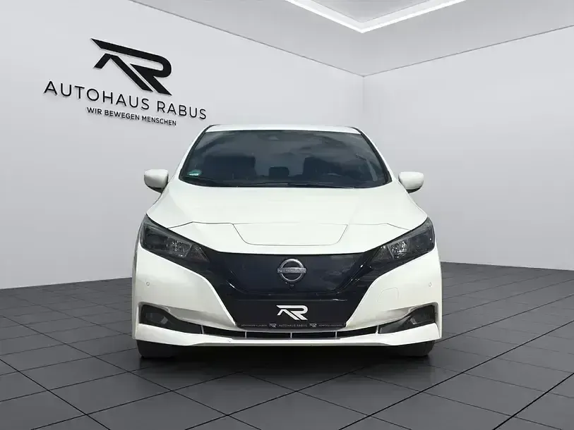Gebraucht Nissan Leaf N-Connecta 110 kW (150 PS) 2023 Arctic solid white Kleinwagen