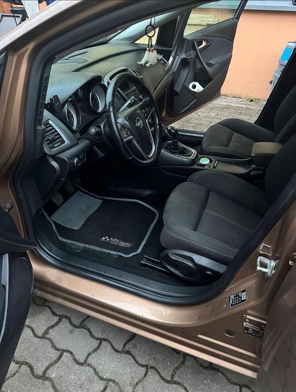 Gebraucht Opel Astra 136 PS (100 kW) 2014 Limousine