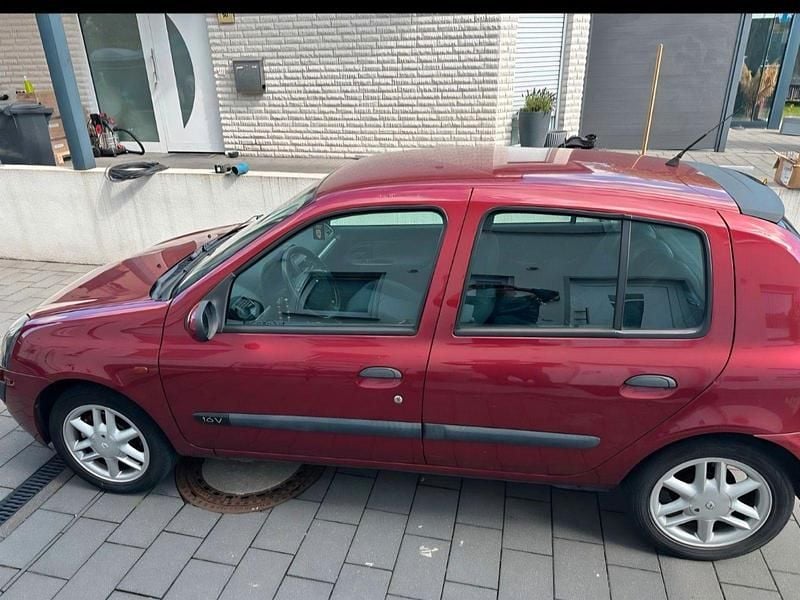 Używany Renault Clio II Dynamique 75 KM (55 kW) 2002 Czarny Sedan/Limuzyna