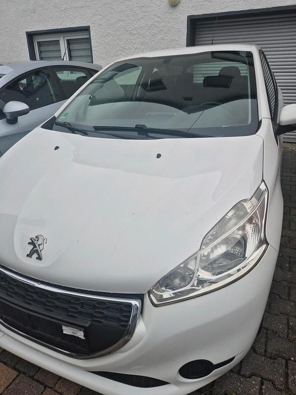 Weiß Gebraucht 2014 Peugeot 208 Kleinwagen | 2.999 € (Guter Preis) - Bild 1/4