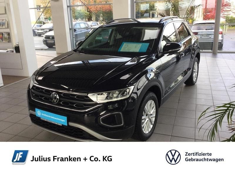 Deep black perleffekt (metallic) Gebraucht 2024 VW T-Roc Life SUV | 22.399 € (Guter Preis) - Bild 1/2