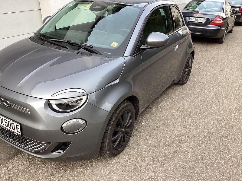 Grau Gebraucht 2022 Fiat 500e La Prima Limousine | 17.490 € (Superpreis) - Bild 1/4