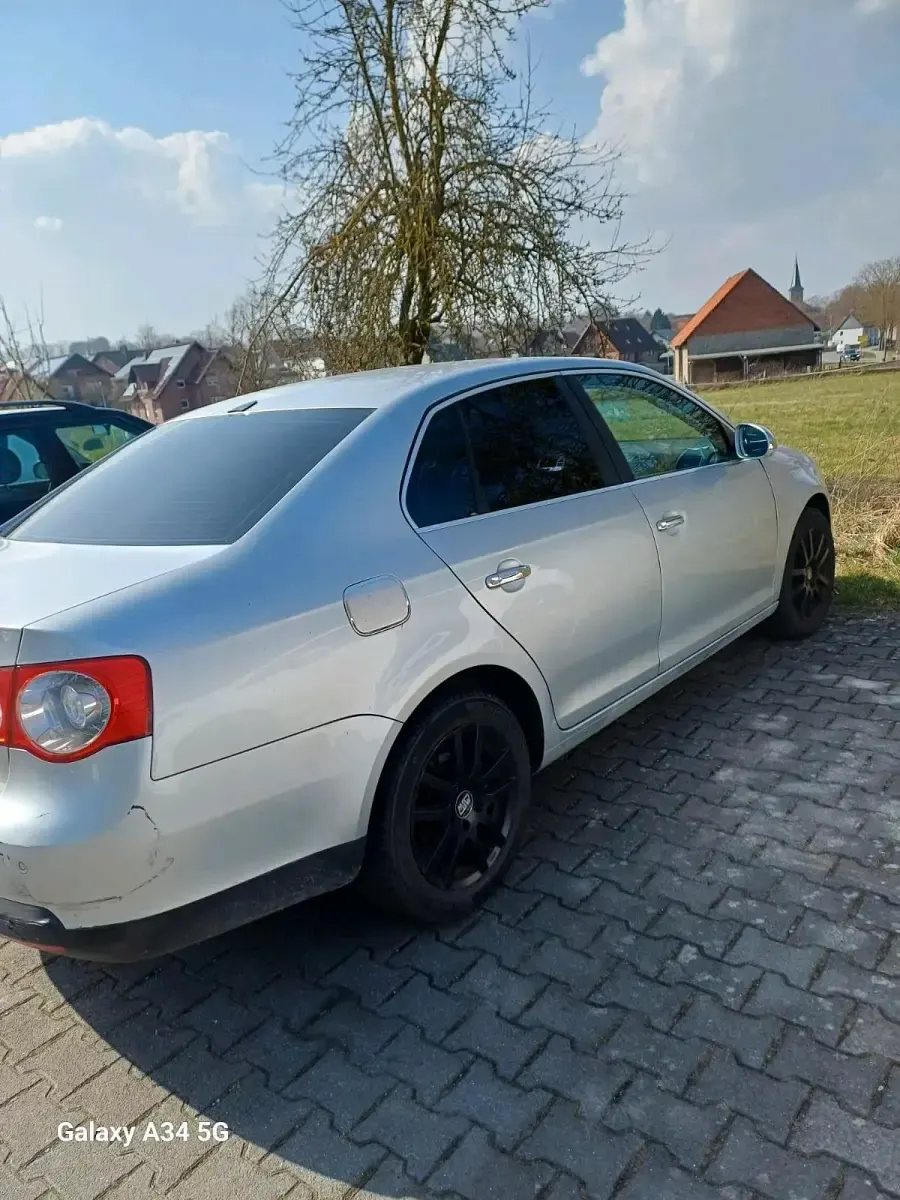 Gebraucht VW Jetta 115 PS (84 kW) 2007 Silber Limousine