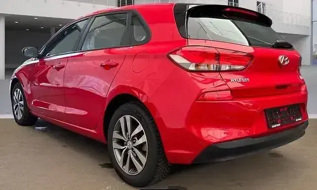 Gebraucht Hyundai i30 140 PS (102 kW) 2018 Rot Limousine