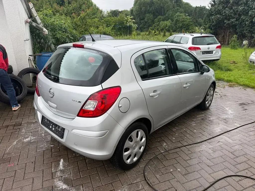 Gebraucht Opel Corsa Edition 75 PS (55 kW) 2012 Silber Kleinwagen