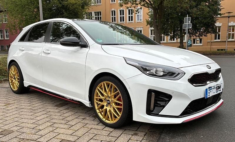Weiß Gebraucht 2020 Kia Ceed GT Limousine | 21.299 € (Fairer Preis) - Bild 1/4