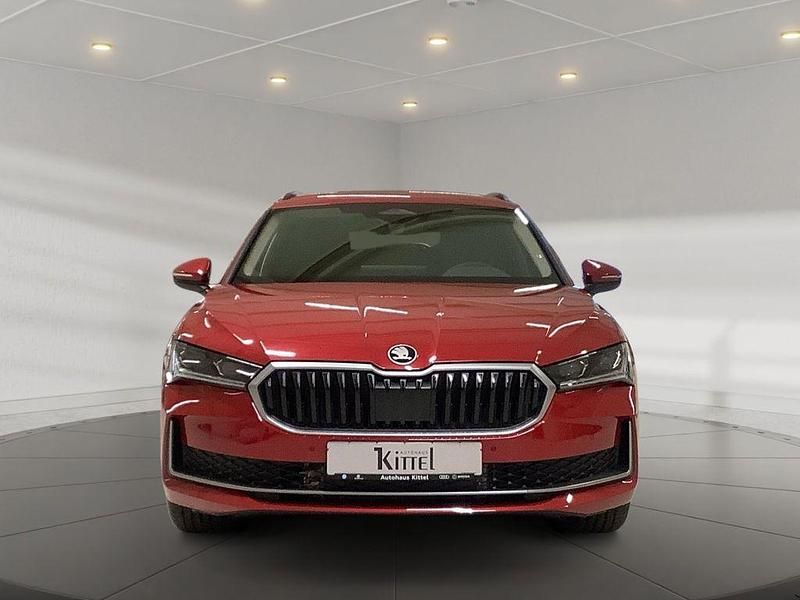 Neu Skoda Superb Selection 193 PS (141 kW) 2025 Rot Kombi