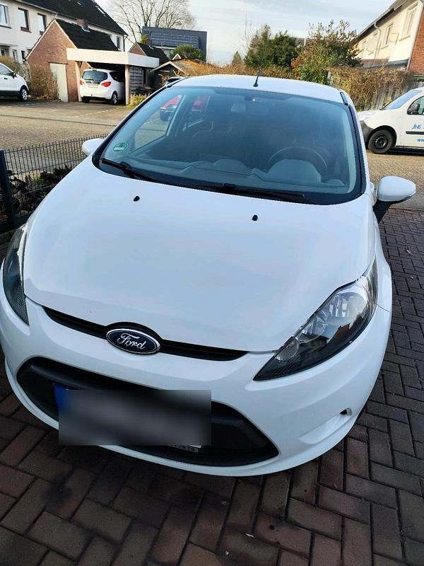 Gebraucht Ford Fiesta 60 PS (44 kW) 2010 Weiß Kleinwagen