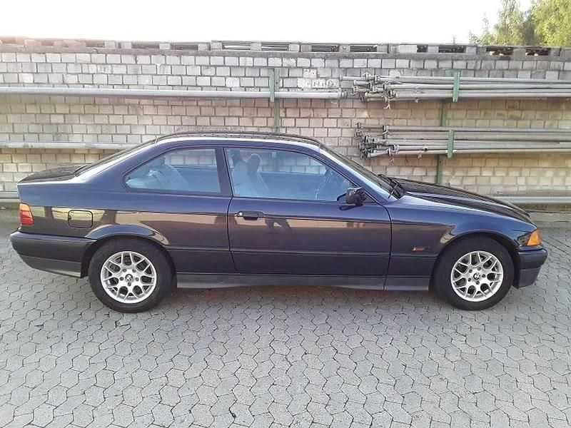Madeiraviolett Gebraucht 1996 BMW 316 Coupé | 8.900 € - Bild 1/4