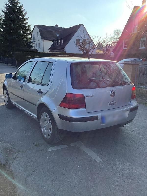 Second-hand VW Golf IV 75 CP (55 kW) 2001 Argintiu Berlinǎ