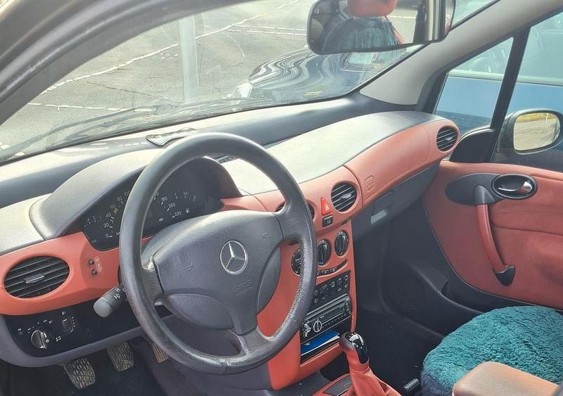 Używany Mercedes A140 Classic 82 KM (60 kW) 2000 Czarny Minivan