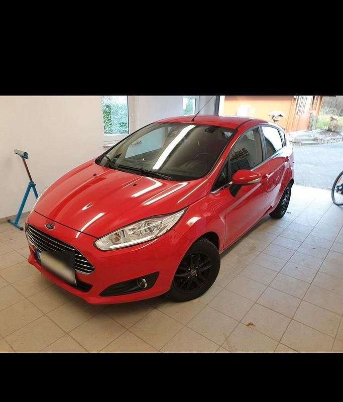 Rot Gebraucht 2014 Ford Fiesta Titanium Limousine | 4.250 € (Fairer Preis) - Bild 1/3