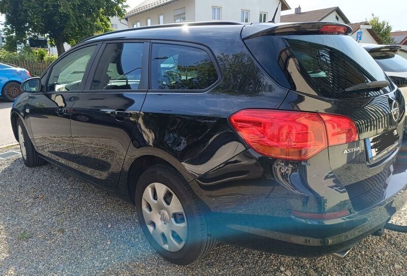 Schwarz Gebraucht 2012 Opel Astra Kombi | 5.900 € (Etwas zu teuer) - Bild 1/4