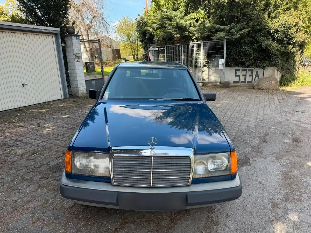 Gebraucht Mercedes E230 132 PS (97 kW) 1988 Blau Limousine