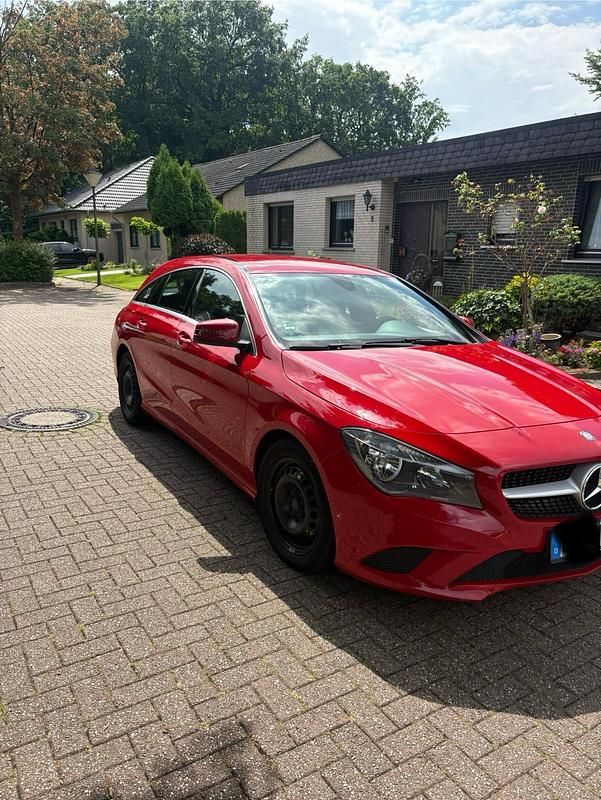 Rot Gebraucht 2016 Mercedes CLA200 Kombi | 13.000 € - Bild 1/4