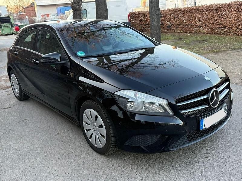 Gebraucht Mercedes A180 122 PS (89 kW) 2014 Schwarz Limousine