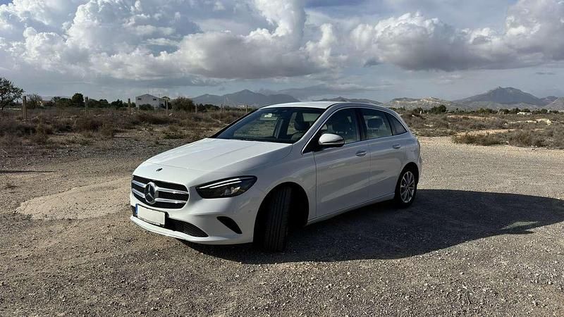 Weiß Gebraucht 2020 Mercedes B220 Progressive Van / Kleinbus | 27.000 € (Fairer Preis) - Bild 1/4