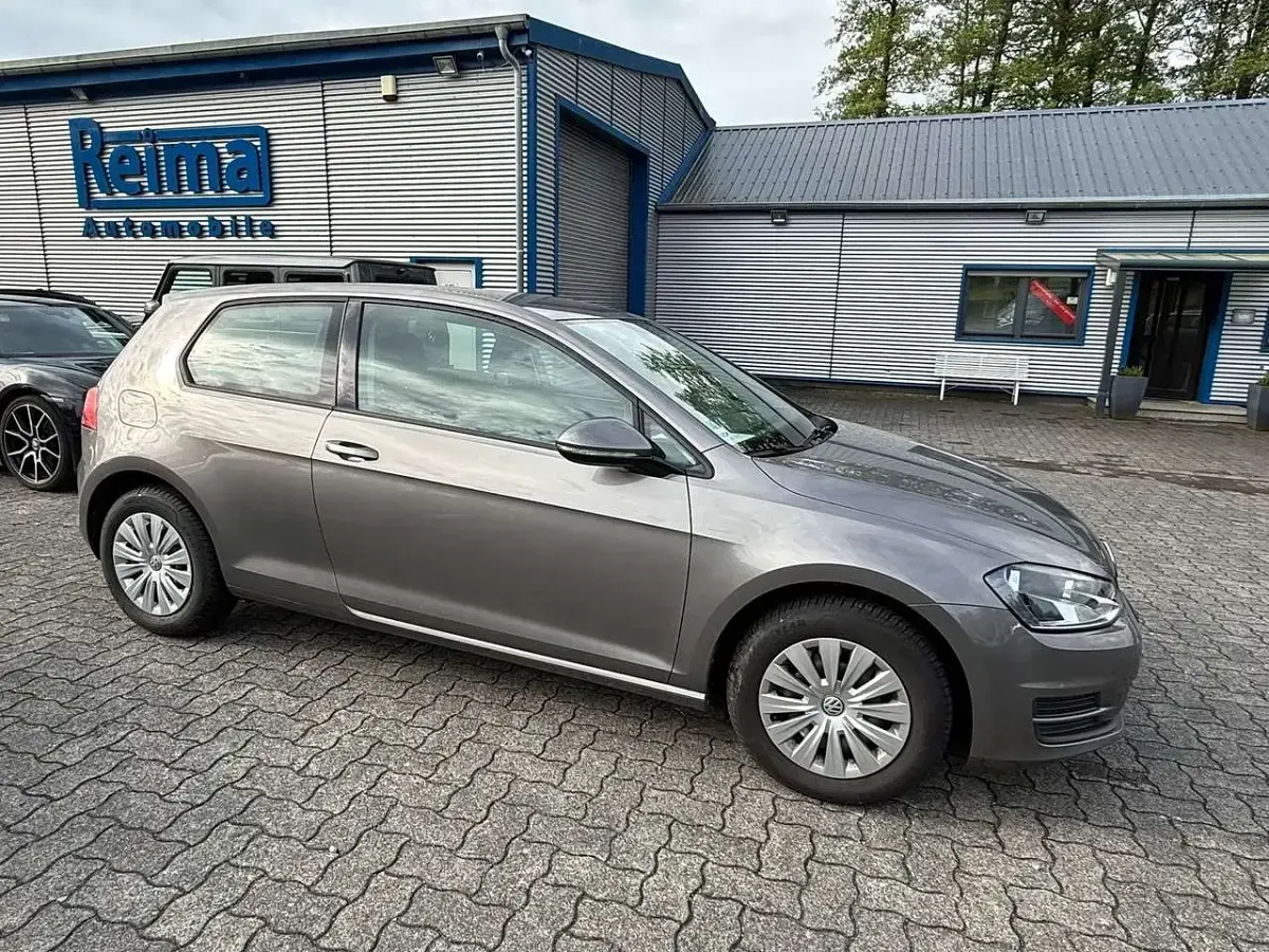 Gebraucht VW Golf VII Trendline 86 PS (63 kW) 2015 Limestone grey metallic Limousine