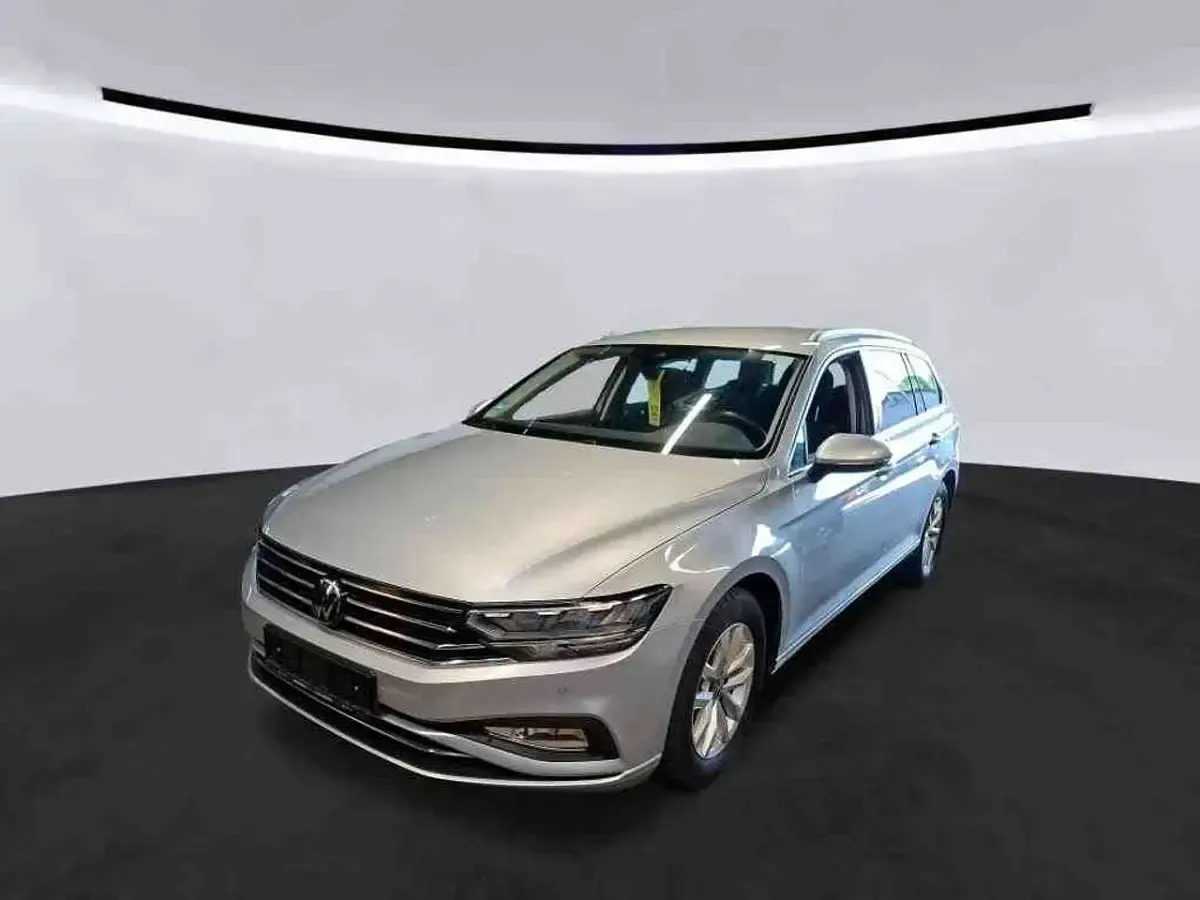 Gebraucht VW Passat 150 PS (110 kW) 2023 Silber Kombi