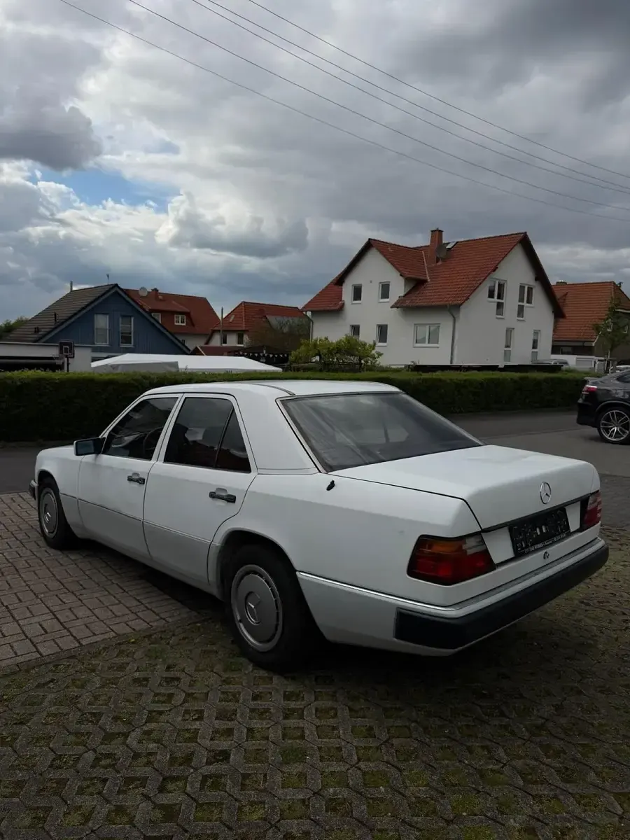 Gebraucht Mercedes E230 130 PS (95 kW) 1991 Weiß Limousine