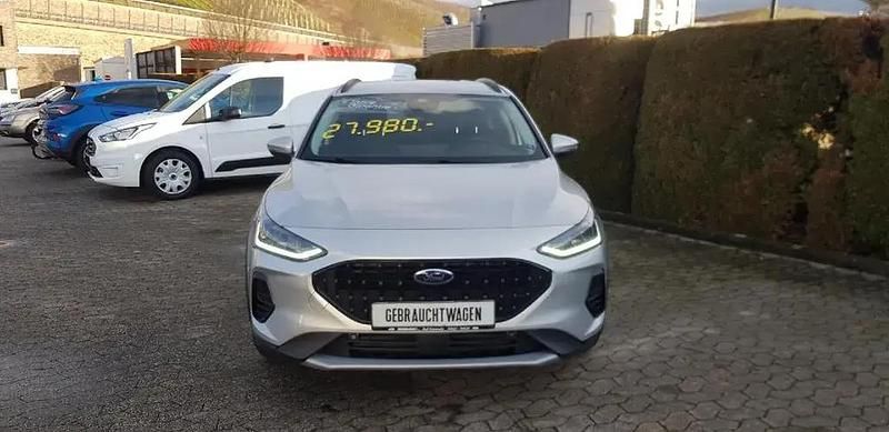 Polarsilber metallic Gebraucht 2023 Ford Focus Active X Limousine | 27.980 € (Teuer) - Bild 1/4