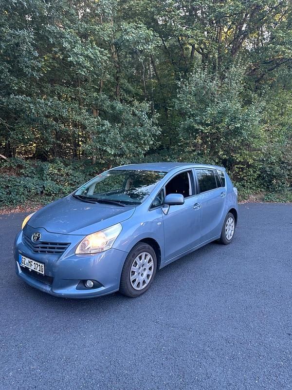 Blau Gebraucht 2010 Toyota Verso Van / Kleinbus | 3.999 € (Guter Preis) - Bild 1/4
