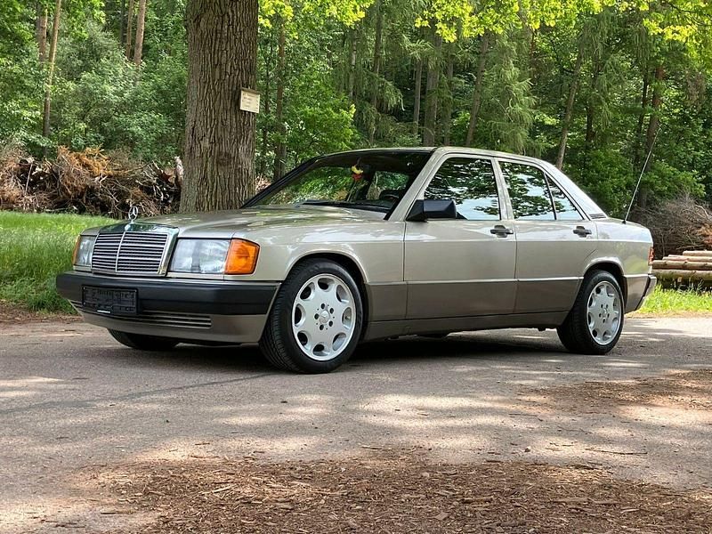 Silber Gebraucht 1988 Mercedes 190 Limousine | 14.990 € - Bild 1/4